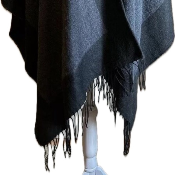 Issac Mizrahi Shawl Wrap Black and Charcoal Gray Fringed - Picture 3 of 8